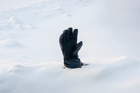 瑞士男滑雪遇雪崩被埋6小时后奇迹获救| 直升机| 大纪元